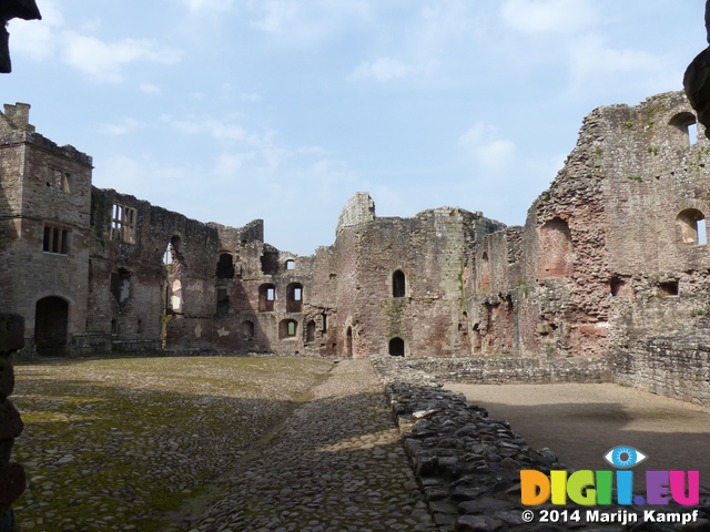 FZ004527 Court yard Raglan Castle